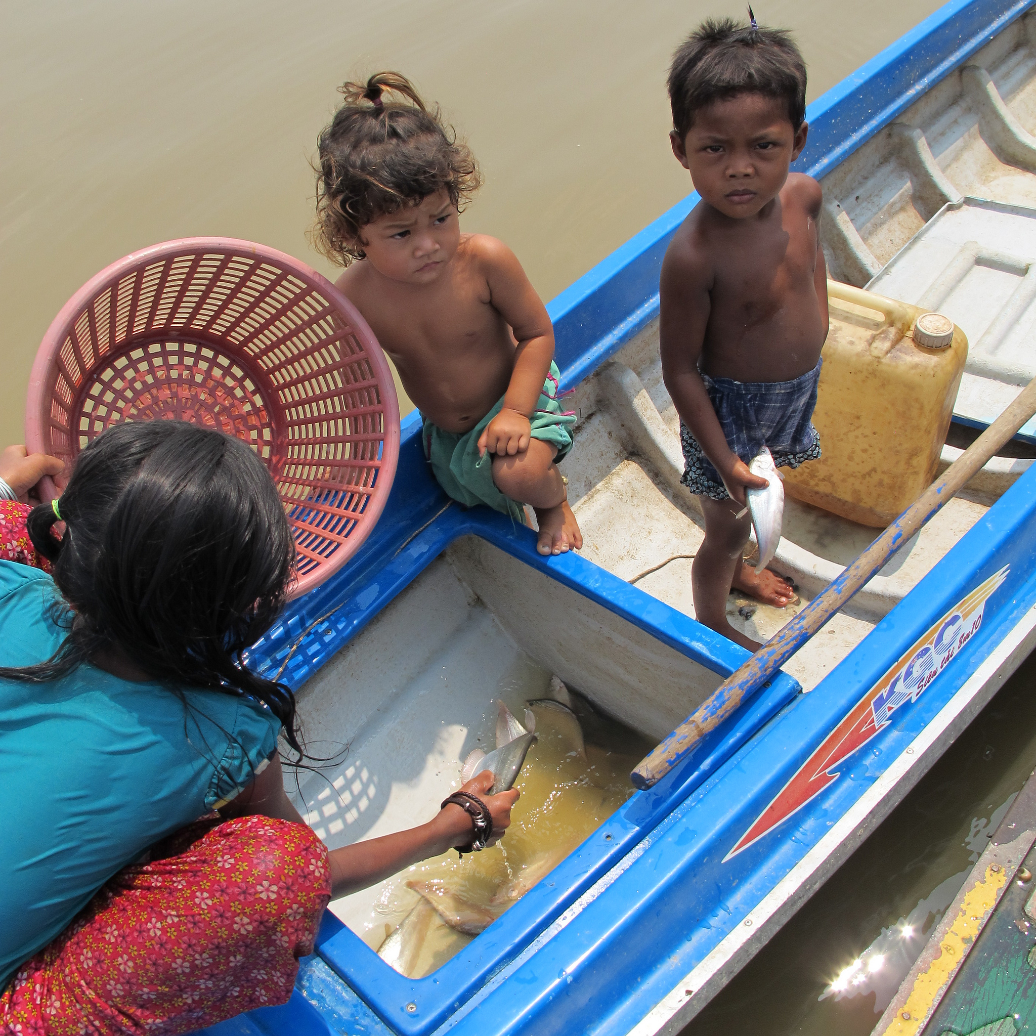 fishing-family-in-tonle-sap-cambodia-b19ce454e703d4fcfd087e1480c7b88a146b340c